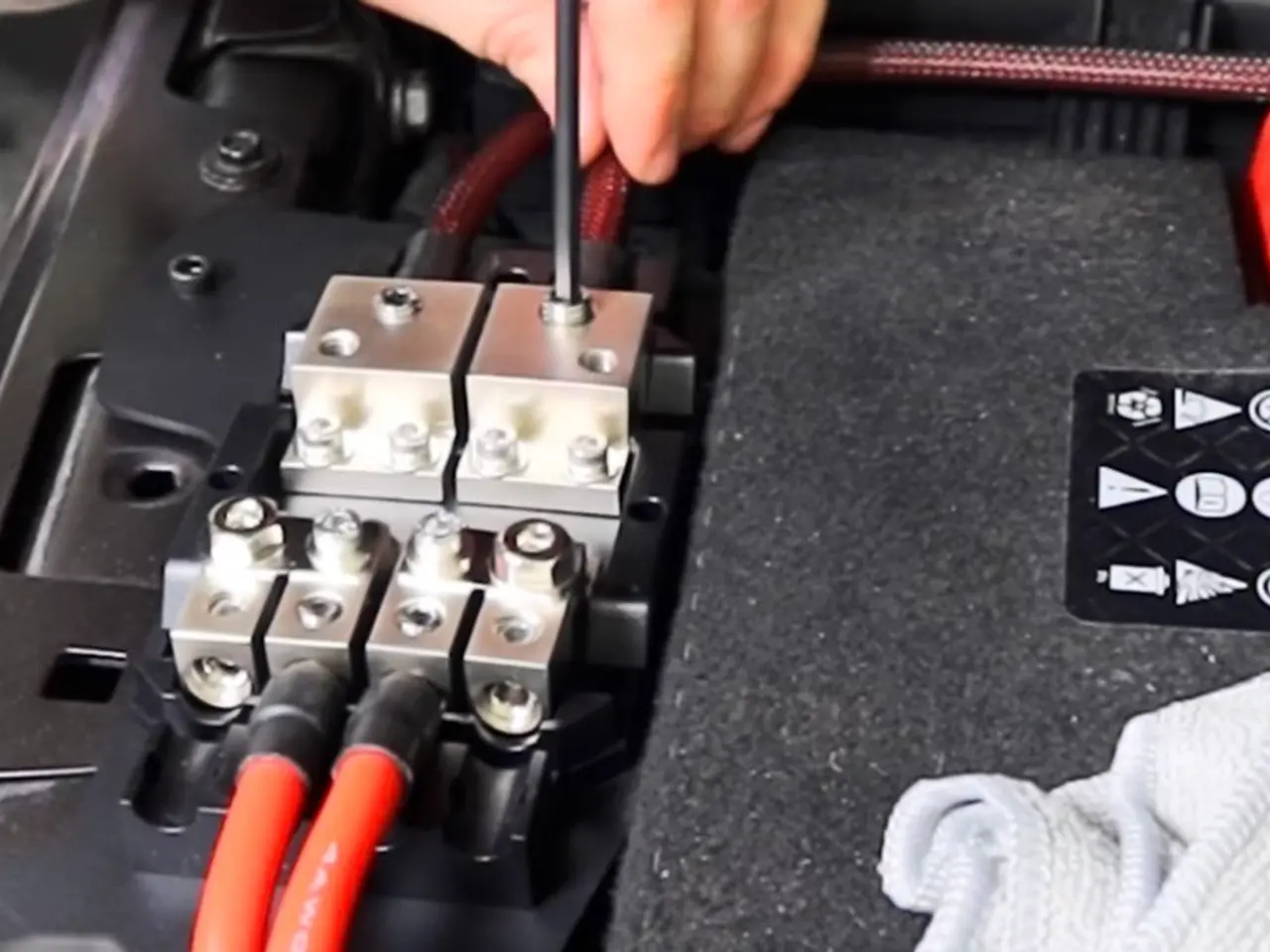 Power distribution block with heavy-gauge wiring in a Jeep audio build